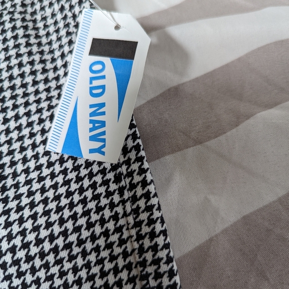 Old Navy Ankle Length Pants - Picture 3 of 7